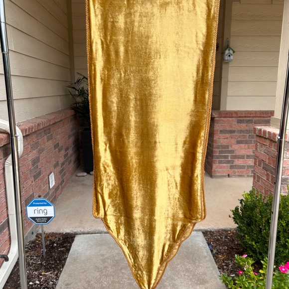 Table Runner, Gold Enhanced w/ Velvet Backing and Tassels - Picture 5 of 7